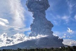 Indonesia ra cảnh báo sau khi núi lửa Sinabung phun trào dữ dội