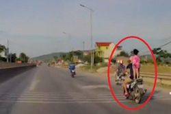 Clip: Rùng mình cảnh bố để con gái đứng lên yên xe máy đi tốc độ cao