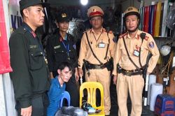 Bị cảnh sát vây bắt, kẻ mang ma túy vứt xe bỏ chạy trên phố Hà Nội