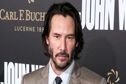 Hành động của Keanu Reeves với phụ nữ khiến thế giới nể phục