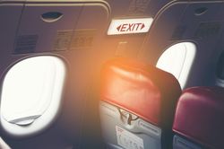 Hành khách mở cửa thoát hiểm máy bay vì nhầm là cửa nhà vệ sinh