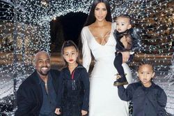 Kim Kardashian lần đầu khoe ảnh con trai thứ tư