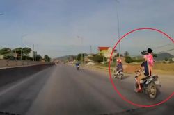 Bố vô tư để con gái đứng lên yên xe máy đang di chuyển với tốc độ cao