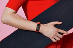 Mi Band 4 ra mắt - lần đầu có màn hình màu, giá từ 24 USD