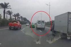 Xe khách tạt ngang, lấn làn với ôtô trên đường