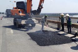 Khắc phục xong phần hỏng mặt cầu Thăng Long