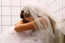Cô dâu khóc ròng vì hành động bất ngờ trong đêm tân hôn của chồng