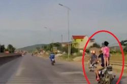 Đứng tim cảnh bố để con gái đứng lên yên xe máy đi tốc độ cao