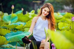 Không cần hở hang lố lăng, mẫu Tây bên hồ sen vẫn khiến CĐM 'trầm trồ'