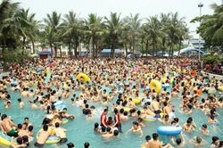 Cho con đi bể bơi mùa hè, chú ý những điểm này để tránh lây bệnh truyền nhiễm