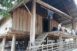 Vây bắt lão thầy cúng nghi sát hại con trai rồi bỏ trốn