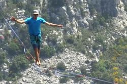 Những người Pháp đi trên dây băng qua vách núi cao 300 m