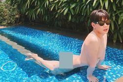 Nam ca sĩ Đào Bá Lộc gây sốc khi đăng ảnh khỏa thân nằm dài trong bể bơi