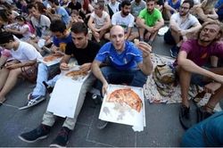 Rome: Cấm du khách cởi trần, ăn uống bừa bãi và lắp ổ khóa tình yêu