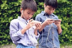 Cháu tôi suốt ngày dán mắt vào điện thoại