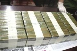 Một thanh niên người Lào vận chuyển 30 bánh heroin vào Việt Nam
