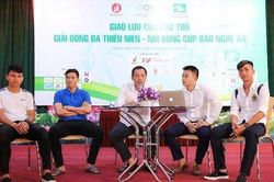 Phan Văn Đức hào hứng 'truyền lửa' cho các cầu thủ nhí trước khi ra sân sau chấn thương