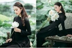 Không áo dài trắng mỏng tang, yếm rơi hờ hững - bộ ảnh phá cách với áo dài đen và bông sen trắng này lại được khen hết lời
