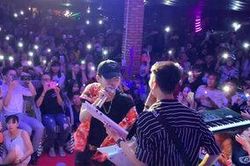 Đang biểu diễn vẫn không quên 'nựng' nhau thế này, Jack và K-ICM muốn fan sống sao?