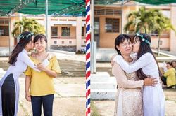 Xúc động với những hình ảnh nữ sinh Sóc Trăng ôm hôn cha mẹ trong buổi lễ tri ân dịp cuối năm học