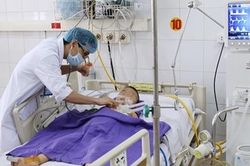Cứu sống bé trai 4 tuổi bị đứt phế quản do cây gỗ lớn đè vào người