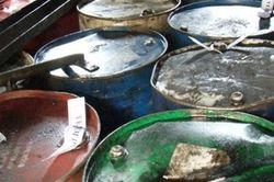 Xe tải vận chuyển gần 4 tấn chất dầu thải