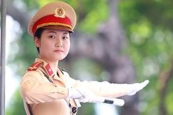 CSGT Hà Nội căng mình bám đường ngày nắng nóng đỉnh điểm