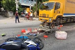 Mưu sinh giữa nắng nóng, cặp vợ chồng trẻ bị xe tải tông nguy kịch