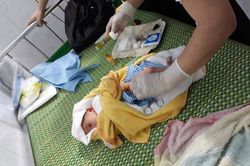 Bé trai sơ sinh còn nguyên dây rốn bị bỏ rơi trong đêm