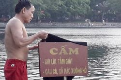 Hà Nội: Nắng nóng cao độ, nhiều người bất chấp nguy hiểm vẫn nhảy xuống hồ Bảy Mẫu bơi lội