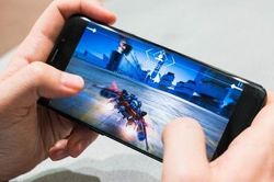 Nam sinh đột tử sau khi chơi game trên điện thoại quá lâu: Làm thế nào để 'cách ly' con khỏi chiếc điện thoại?