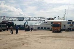 Cần cẩu sập, đè tàu cao tốc Superdong mới đóng 2 triệu USD