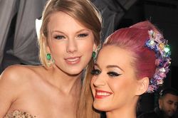 Katy Perry đăng ảnh tuyên bố hòa bình với Taylor Swift