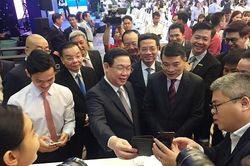 Giảm sử dụng tiền mặt, thêm công nghệ vẫn chưa đủ