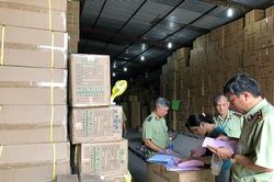 Tạm giữ số lượng cực lớn hàng 'đội lốt' hàng Việt