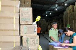 Đồng loạt kiểm tra 18 kho hàng tại TP HCM nghi chứa hàng lậu
