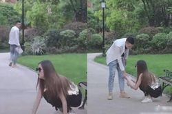 Gái xinh giả mù, tên cướp mủi lòng trả lại túi xách