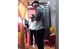 Chàng trai nhảy và múa quạt trong đám tang người thân