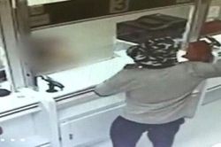 'Quái kiệt' cướp thành công 2 ngân hàng bằng một quả bơ
