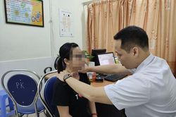 'Nát cổ' vì để thầy lang Hải Phòng chữa bướu cổ bằng châm hương và bôi keo
