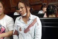 Vợ bị cáo bị đánh ngất xỉu ngay tại tòa