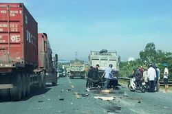 Hà Nam: Hai thanh niên thiệt mạng sau va chạm với xe tải