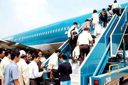 Nam hành khách la hét chạy khỏi máy bay ở Tân Sơn Nhất