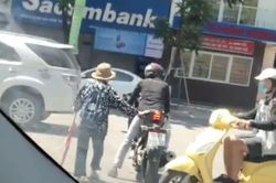 Cảm động cảnh biker đủn xe dẫn cụ bà sang đường dưới nắng nóng 40 độ