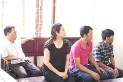4 người ngang nhiên vào phòng ngủ nhà hàng xóm đánh bạc