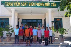 Đưa 11 ngư dân bị cháy tàu trên biển về bờ an toàn