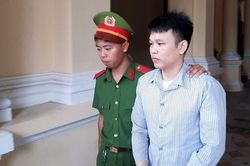 Sau câu nói 'không lo được để người khác lo', chồng đâm vợ tử vong