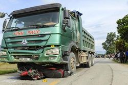 Xe tải lấn làn gây tai nạn, kéo lê xe máy hơn 70m khiến cháu bé 1 tuổi tử vong