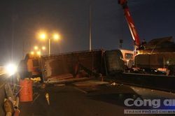 Xe tải lật nhào khi đổ dốc cầu Phú Mỹ, hiện trường như trong phim
