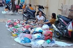 Muôn kiểu lấn chiếm lòng đường vỉa hè bá đạo ở Thủ đô